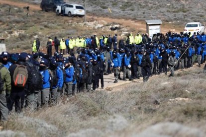 Concentración en el asentamiento judío de Amoná ante la inminencia de la evacuación.