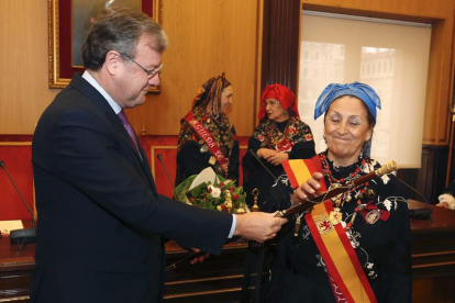 El alcalde de León, Antonio Silván, entrega los distintivos de mando de la ciudad a la Águeda Mayor, Nieves Burón, con motivo de la fiesta de 'Las Águedas’.