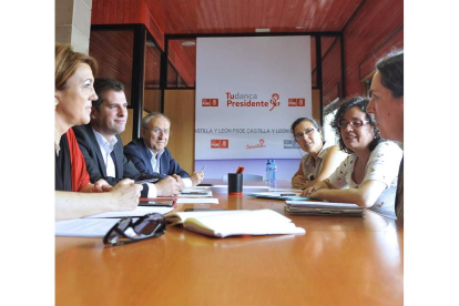 Representantes del PSOE y de las asociaciones de padres, ayer.