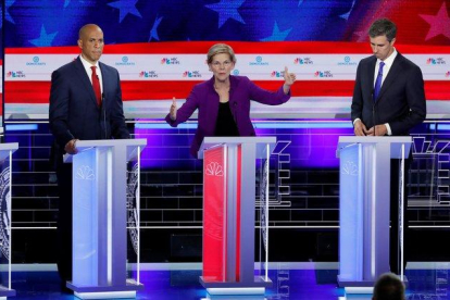 Elizabeth Warren, junto a Cory Booker y Beto ORourke, durante el primer debate de las primarias demócratas.