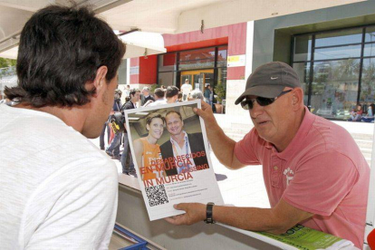 Un ciudadano holandés muestra una foto de la pareja desaparecida, el pasado jueves en Murcia.