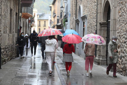 La lluvia condicionó ayer la vida social en Ponferrada. ANA F. BARREDO