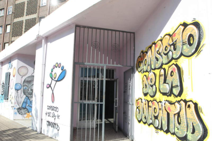 Puerta de acceso al Consejo de la Juventud de Ponferrada.