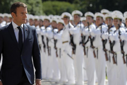 Macron pasa revista a la guardia presidencial durante su visita oficial a Bulgaria, en las afueras de Varna (Bulgaria), el 25 de agosto