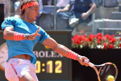 Nadal impacta una derecha en el partido ante Ilham.