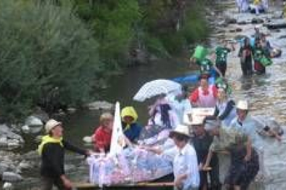 Un grupo de participantes que se lanzaron ayer al río Bernesga haciendo gala del buen humor