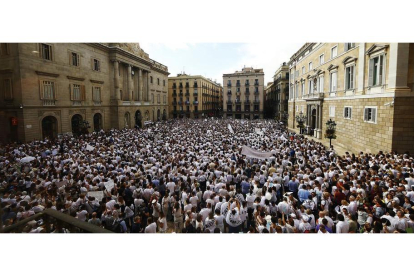 Miles de personas ante el ayuntamiento de Barcelona, convocada por la plataforma 'Hablamos?
