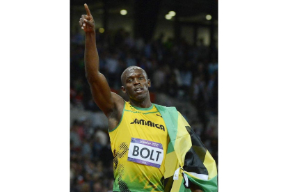 Bolt con gesto de superioridad tras conseguir el oro en cien metros.