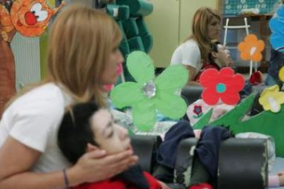 Atención en el Centro de Día de San Cayetano a una persona afectada de parálisis cerebral