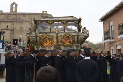 El paso de la Urna y, al fondo, La Peregrina. ACACIO