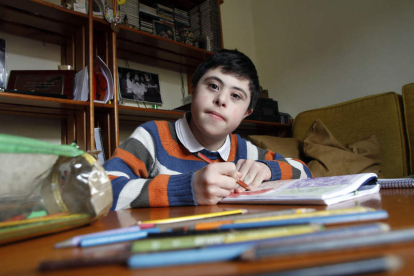Rubén Calleja Loma en su casa preparando los deberes que siempre le pide a su logopeda de Down León.