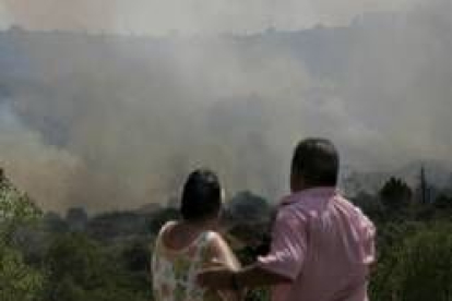 Unos vecinos castellonenses observan el incendio forestal declarado en Atzaneta