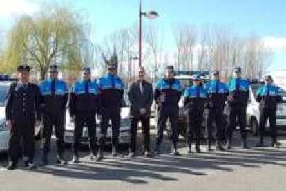 Los policías locales ya patrullan por las calles del municipio con la nueva indumentaria