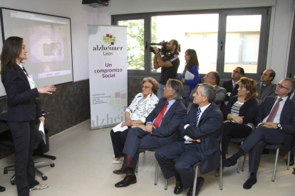 El alcalde junto a distintas autoridades ayer en Alzhéimer León.