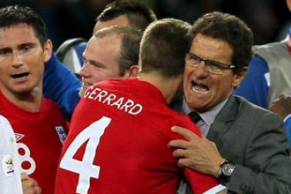 Capello se abraza al final eufórico a Gerrard.