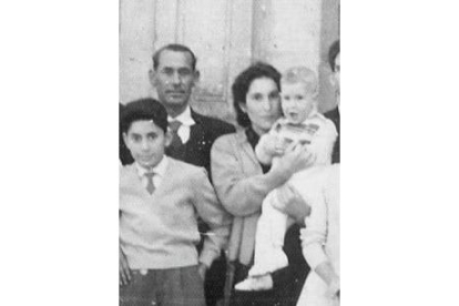 Antonio Arias, al fondo, Pilar Fernández, y su hija Libertaria, en una foto de antes de la guerra. DL