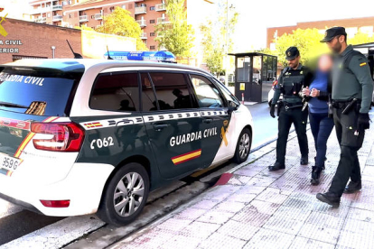La Guardia Civil ha detenido a una mujer de 49 años como presunta autora de un delito de abandono temporal de un menor al dejar solo a su hijo de 12 años durante tres días en su casa de La Rioja. GUARDIA CIVIL