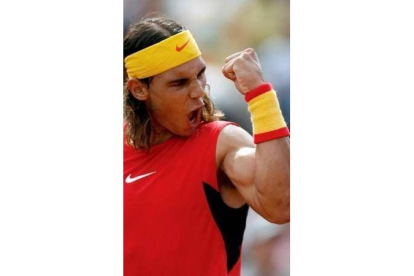 Nadal lució pañuelo y muñequera con los colores de España