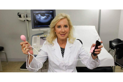 Marisa López-Teijón muestra el Babypod, el aparato patentado que se coloca en la vagina para comunicarse con el feto.