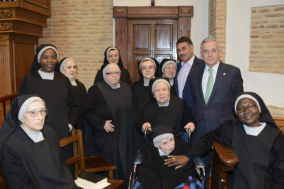 Los alcaldes de León y de Sahagún, junto a las madres Benedictinas, ayer en su convento.