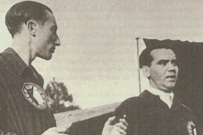 El leonés Luis Sáenz de la Calzada junto a García Lorca, ambos con el uniforme de La Barraca, en una imagen tomada en 1933. ARCHIVO