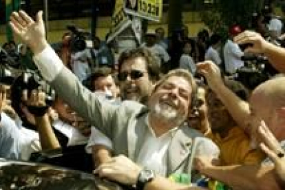 Luis Ignacio Lula da Silva saluda a sus seguidores tras votar