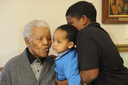 Nelson Mandela celebra junto a sus nietos Zesilo Hlongwane y Ziyanda Manaway su 94 cumpleaños.