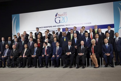 Los ministros de Economía y gobernadores de los bancos centrales del G-20 posan en Lima, junto con la directora gerente del FMI, Christine Lagarde, y el presidente del Banco Mundial, Jim Yong Kim, durante la asamblea general de estas instituciones.