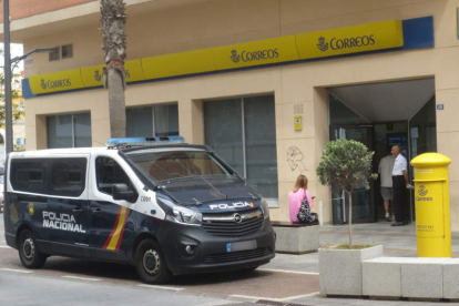 Un furgón de la Policía Nacional ante una oficina de Correos en Melilla. PAQUI SÁNCHEZ