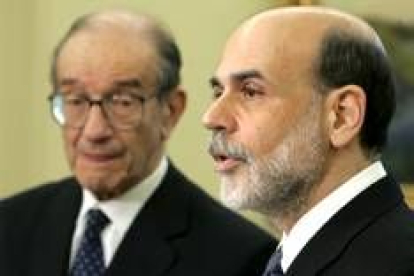 Ben Bernanke (d), realiza declaraciones junto a Alan Greenspan