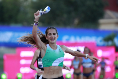 Marta García celebra su triunfo en los 5.000 metros del Nacional. RFEA/MIGUÉLEZ