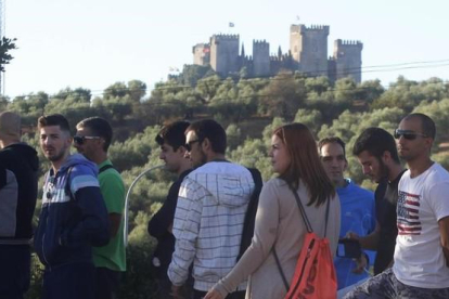 Miles de personas asistieron al 'casting' de 'Juego de tronos', en Almodóvar del Río, localidad cordobesa cuyo castillo (al fondo) será escenario de varias secuencias de la serie.