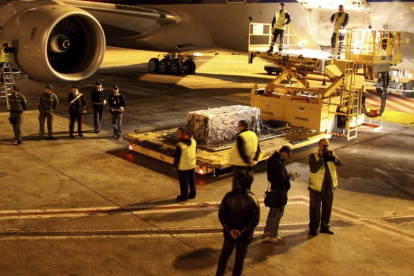 Los restos mortales de Simoncelli, a su llegada al aeropuerto.