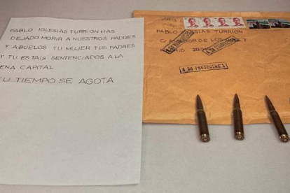 La carta con las amenazas y las balas que recibió Pablo Iglesias. TWITTER PABLO IGLESIAS