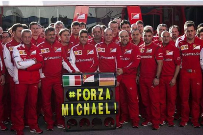 El equipo de Ferrari anima a Schumacher en el circuito de Jerez.