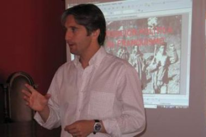 Enrique Berzal en una de las charlas del curso de verano.
