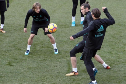 Modric, Bale y Kovacic, durante el entrenamiebnto de este viernes en Valdebebas.