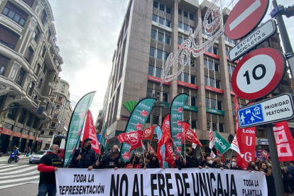 Los trabajadores de Unicaja, concentrados en el centro de León contra el cierre. RAMIRO