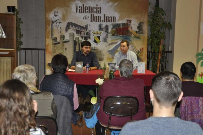 Gancedo, junto al concejal de Cultura, Javier Revilla, en su conferencia en Valencia de Don Juan. DL