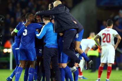 Los jugadores de Leicester City celebran la clasificación para cuartos ante la desolación sevillista. KEETON