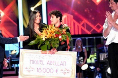 Miguel Abellán recibe de manos de Rosa López y Jaime Cantizano el premio que le acredita como ganador de '¡Mira quién baila!'.
