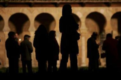 Imagen de San Miguel de Escalada con iluminación nocturna por la fiesta del Priorato