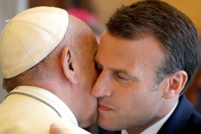 Macron saluda al papa Francisco en El Vaticano