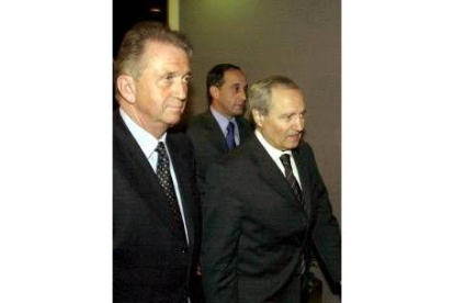 El enviado de la ONU, Terje Roed-Larsen, y el sirio Farouk al-Sharaa