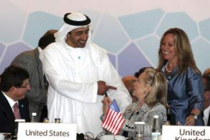 La ministra española de Exteriores, Trinidad Jiménez, su homólogo de Qatar y Hillary Clinton.