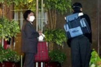 Una pareja se protege en Hong Kong ante el riesgo de contraer el virus asiático
