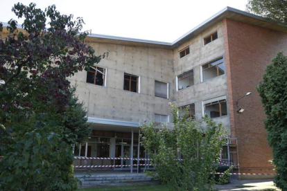 Imagen de la fachada de la escuela, a la que ya le han retirado las placas de amianto.