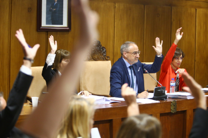 El alcalde de Ponferrada, Olegario Ramón, durante una de las votaciones del pleno de presupuestos en el Ayuntamiento de Ponferrada correspondiente al ejercicio de 2019. CÉSAR SÁNCHEZ
