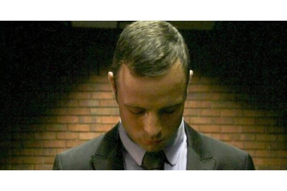 El atleta sudafricano Oscar Pistorius en el banquillo de los acusados durante la vista judicial celebrada en el Tribunal de la Magistratura de Pretoria, Sudáfrica, el pasado 21 de febrero.