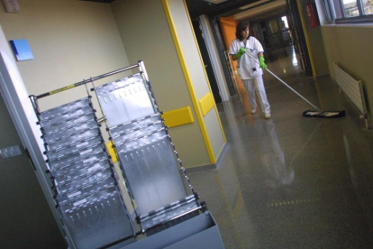 Una trabajadora limpia uno de las plantas del Hospital de León. Si no hay acuerdo antes, los trabajadores y trabajadoras de esa área se pondrán en huelga el lunes.